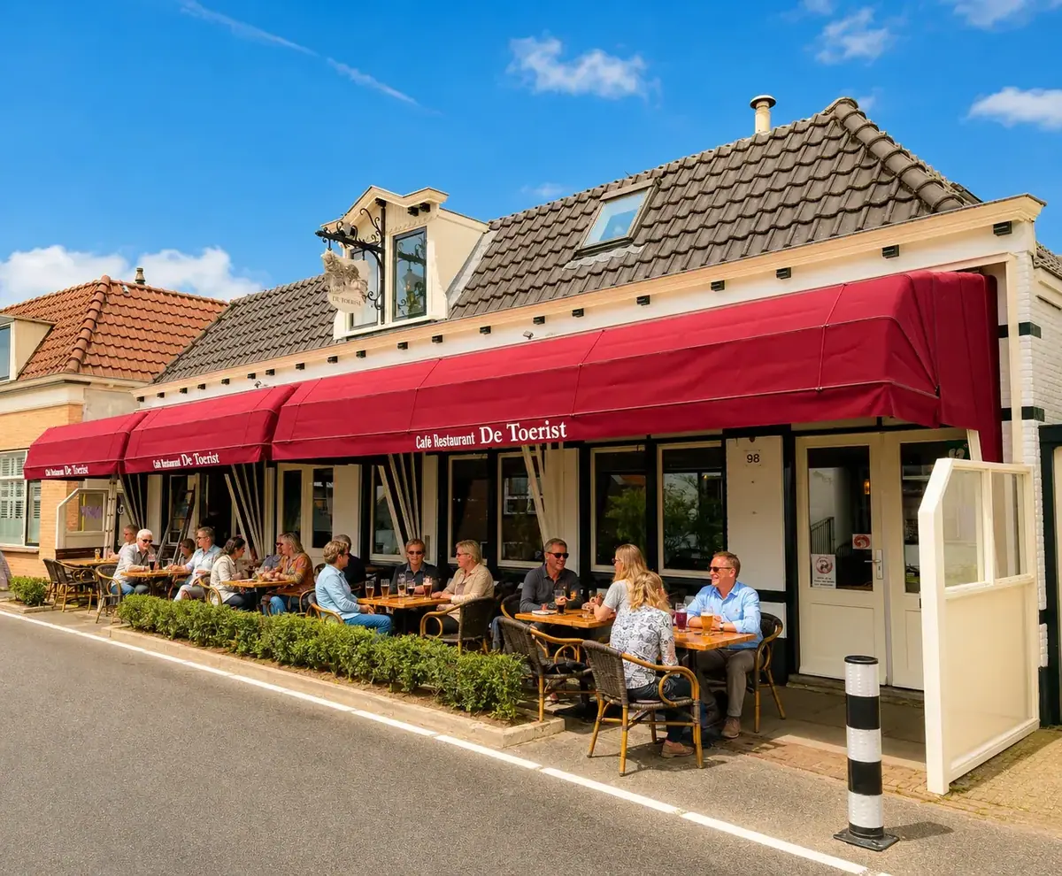 Rij bordeauxrode markiezen boven het terras van café-restaurant De Toerist in Spaarndam