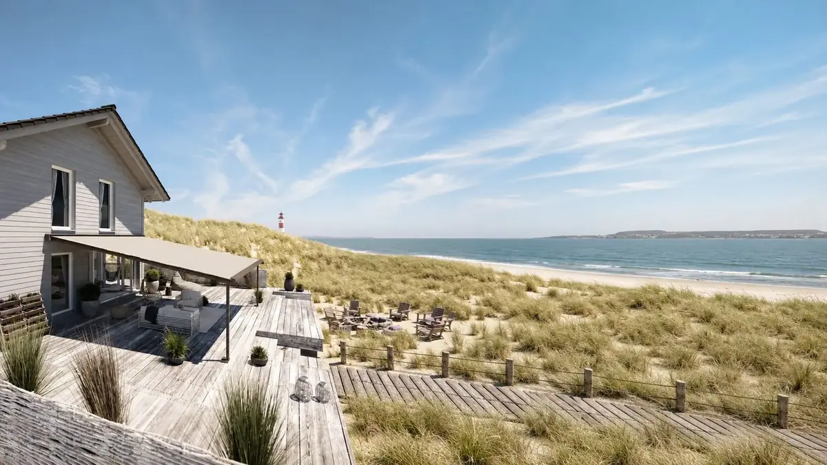 Zonwering boven een houten terras met uitzicht op duinen en zee – Haak Zonwering
